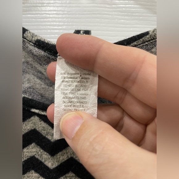 R Rouge long sleeved women’s pullover. Large. Black/gray chevron print. - Picture 3 of 4